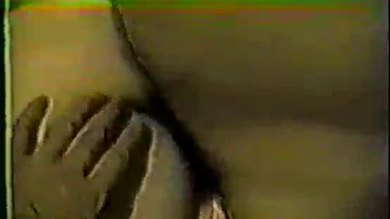 Une femme grassouillette est partagée dans sa maison