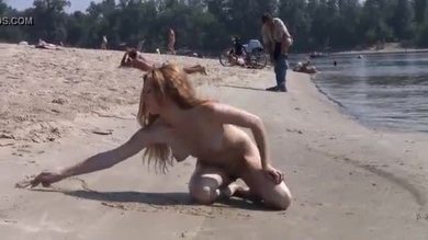 Regardez cette nudiste russe mince qui bronze.
