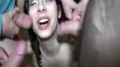 Un bon bukkake pour une femme à lunettes