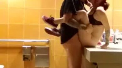 Baise dans les toilettes publiques