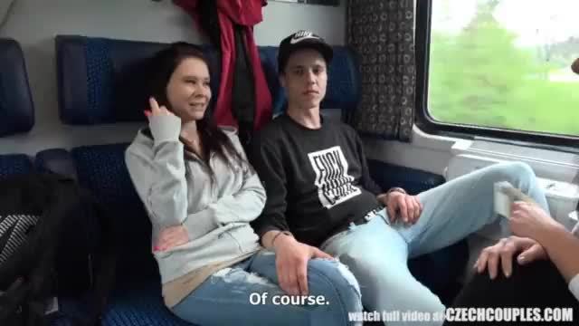 Sexe à quatre dans un train public