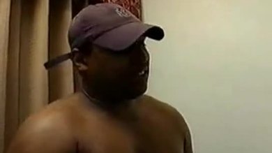 Une star du porno amateur en talons reçoit son premier gangbang creampie.