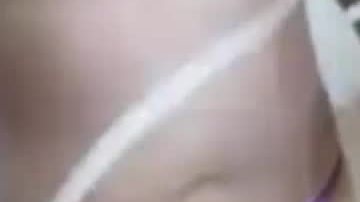 Nadi se masturbant avec une brosse
