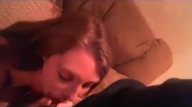 Une jeune femme chaude et excitée se masturbe sur une webcam avec un gode, puis suce et baise son voisin (privatehotwebcam).