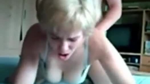 Angela, une femme au foyer allemande, prend le sperme de son mari.