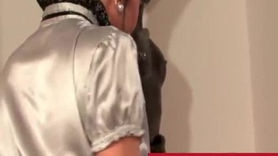 Une dame chic hypnotisée par un thérapeute pour du sexe