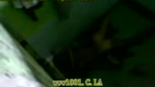 Sexe sur le sol de la salle de bain