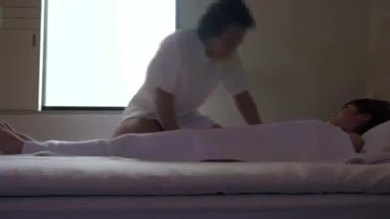 Le massage à domicile se termine par du sexe