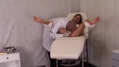 Martina a son premier orgasme chez le gynécologue après une sodomie.