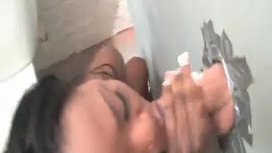 Sucer le trou de la gloire du poteau blanc