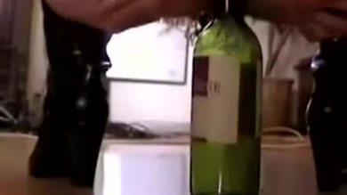 Chevaucher une bouteille de vin sur la table du dîner