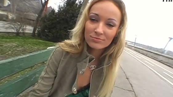 Clips pornographiques sur la nudité en public