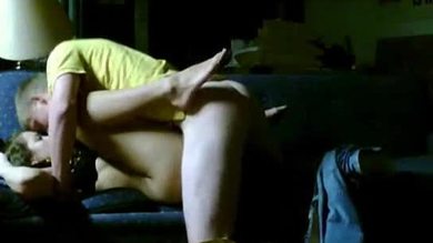 De jolies adolescentes amateurs seules à la maison