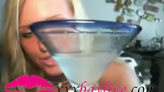 Www.xxxbaylive.com une fille coquine aime boire son propre jus (nouveau)