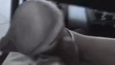 Une petite amie indienne qui fait jouir son petit ami en lui faisant une fellation.