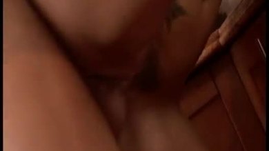 Tori black baisée dans la cuisine