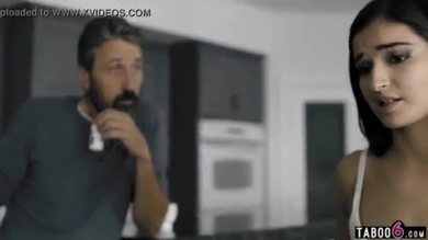 Une belle-fille fessée par son beau-père après une sortie nocturne.