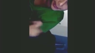 Une adolescente parle de son ex tout en suçant une bite