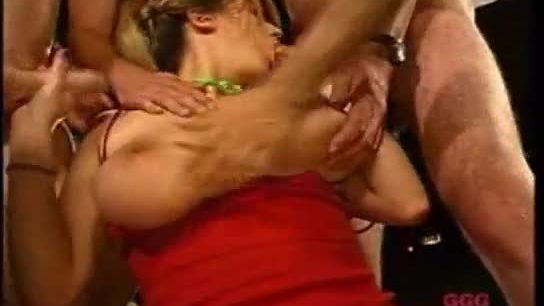 Un gang bang avec de gros seins