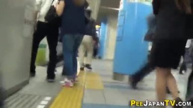 Des putes japonaises qui urinent
