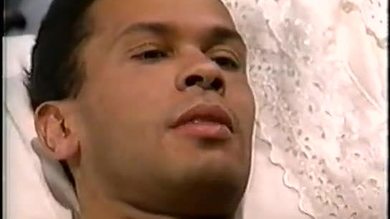 Jake Steed baise Sharon Kane en franchissant la ligne de couleur (1997)