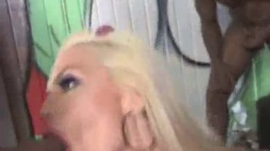 Un gangbang noir pour une adolescente sexy