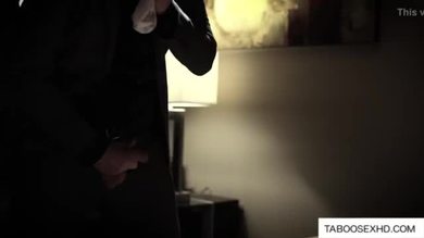 Un père surpris en train de se branler pendant que la baby-sitter dort.