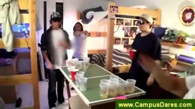 Jeu de boisson comme préliminaires dans une résidence universitaire