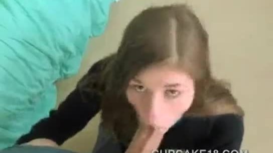 Baiser une belle jeune fille