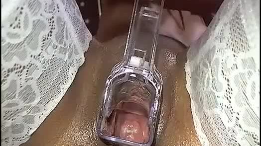 Une chatte d'ébène humide et béante de près.