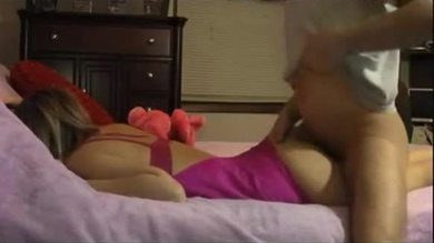 Le frère baise la sœur quand elle dort et tout ce qui est tournage.