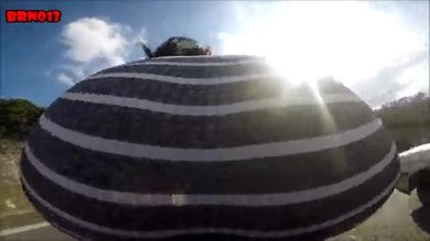 Morena sexy en moto montrant son cul