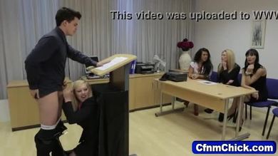 Un bébé habillé qui s'humilie