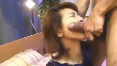La poitrine d'Orisa Ayaka est léchée et baisée à travers des bas déchirés.