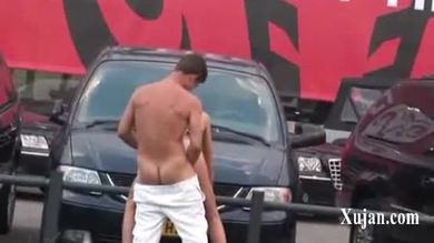 Baiser ma copine dans un parking