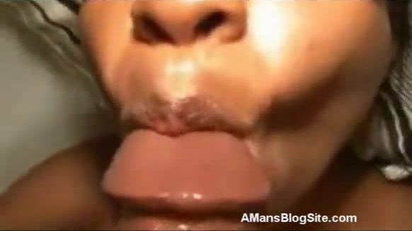 Une fille noire suce une bite
