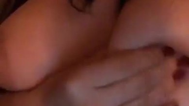 Une petite salope m'envoie une vidéo de masturbation