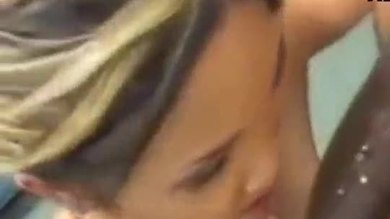 Une bite noire baise une fille maigre
