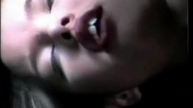 Pornographie hardcore avec poings d'adolescente
