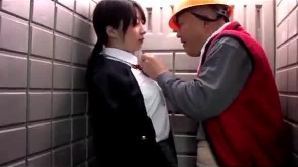 Une écolière japonaise salope se fait baiser par un homme étrange (complet : bit.ly/2an0w3f)