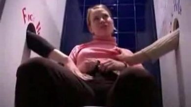 La fille au pull fait l'amour à gloryhole