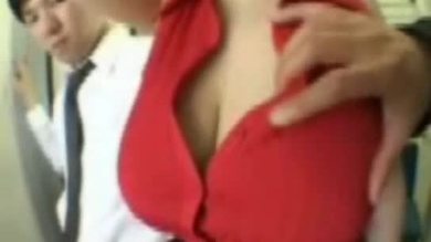 Gros seins caressés dans un train public