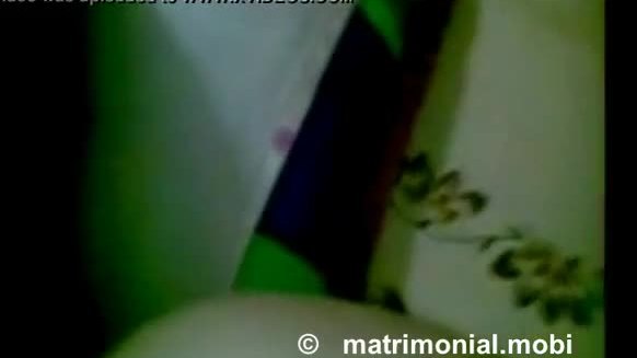 Femme bangla timide qui se doigte et baise