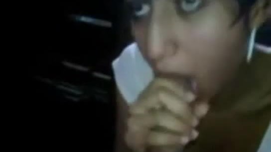 Belle jeune fille latina suçant