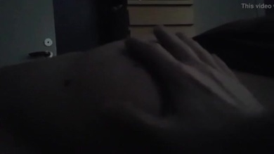 Une fille endormie se fait caresser les seins 1