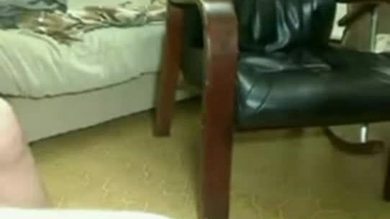 Une femme se fait fouetter la chatte et l'anus.