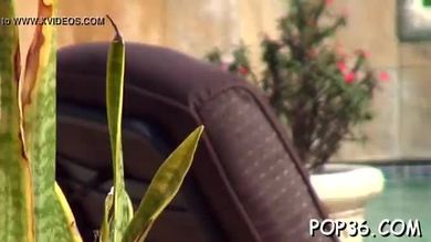 Une adorable adolescente sert l'énorme membre de son petit ami