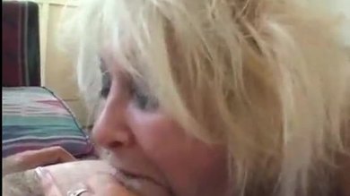 Mamie et bbw dans une action à trois