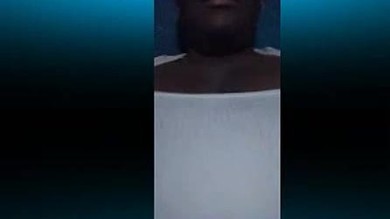 Adolescente brésilienne joufflue montrant ce qu'elle a