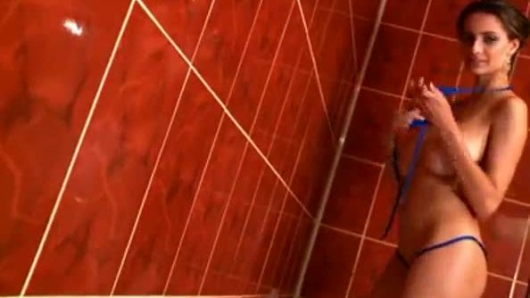 La plantureuse estelle taylor prend une douche